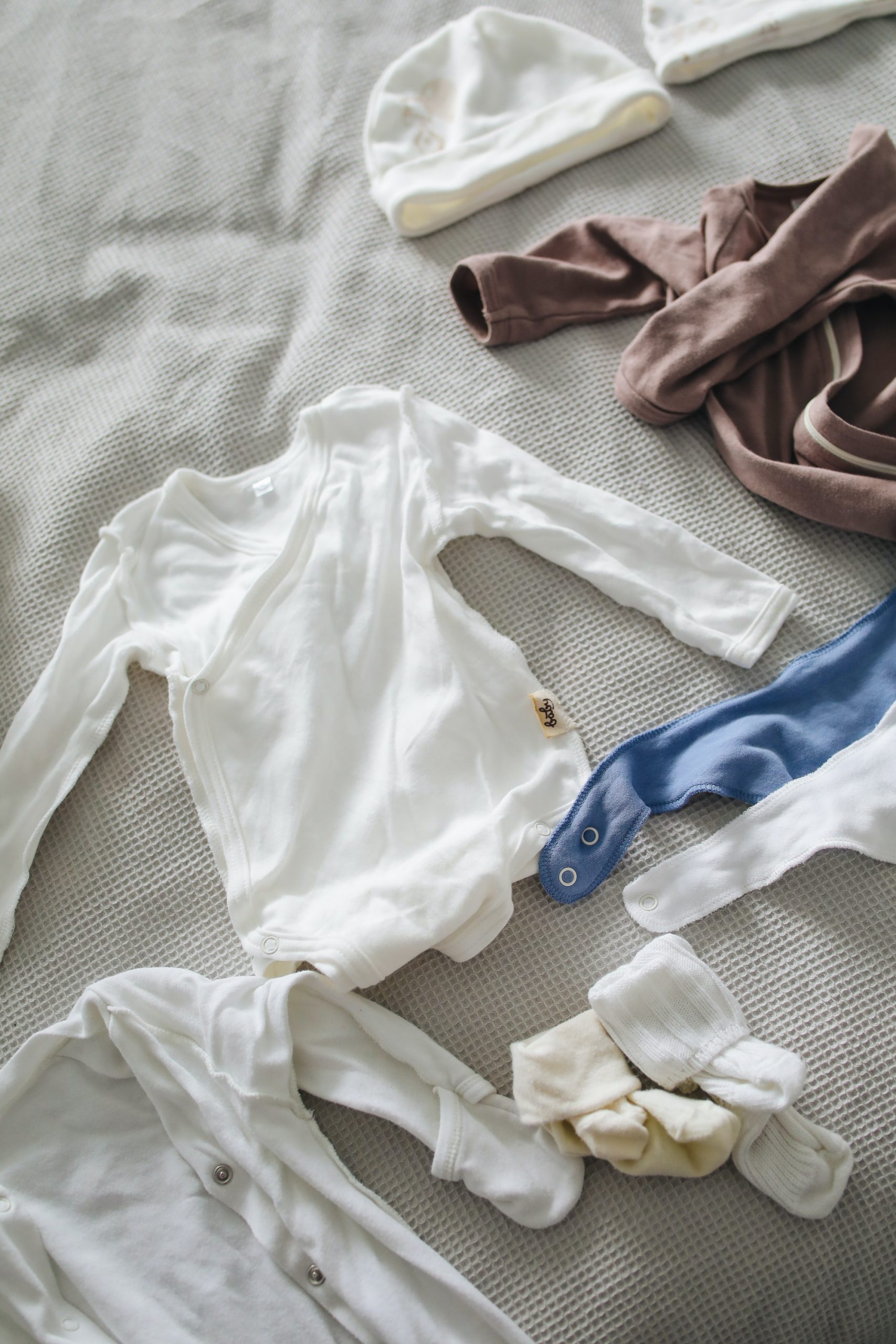 Cómo quitar manchas amarillas de la ropa de bebé