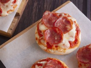 Mini pizzas de queso 