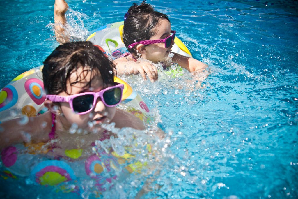 Juegos de agua para jugar en la piscina y la playa