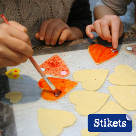 niños pintando galletas san valentin