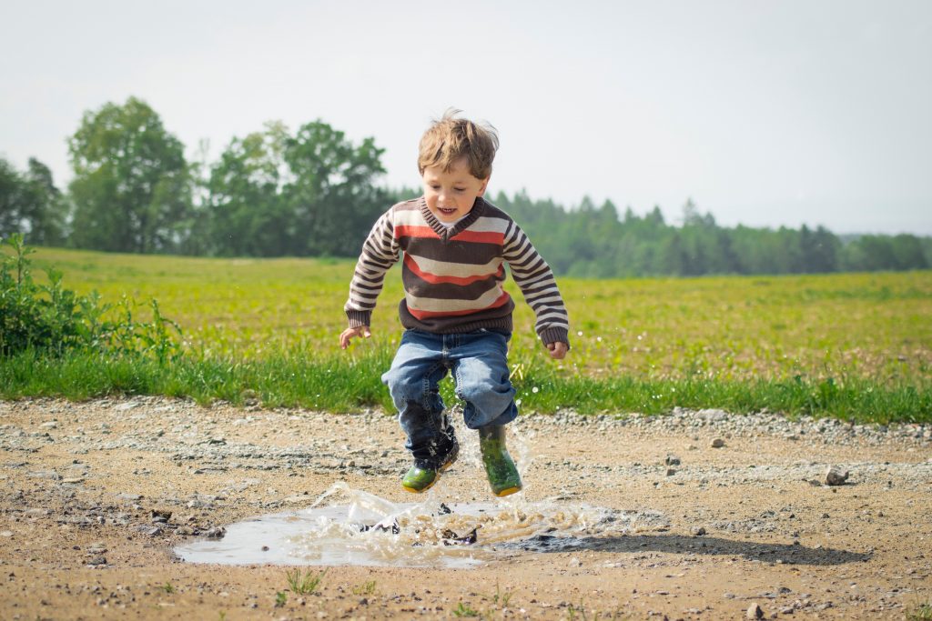 Niño saltando 