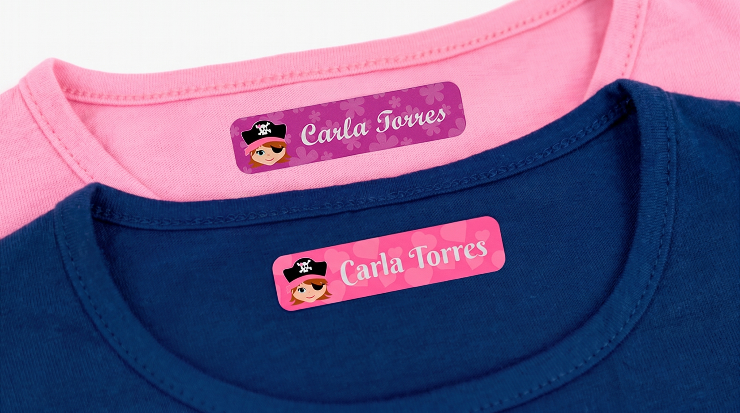 Etiquetas personalizadas con nombre pegadas en el cuello interior de una camiseta rosa y otra azul marino de bebé