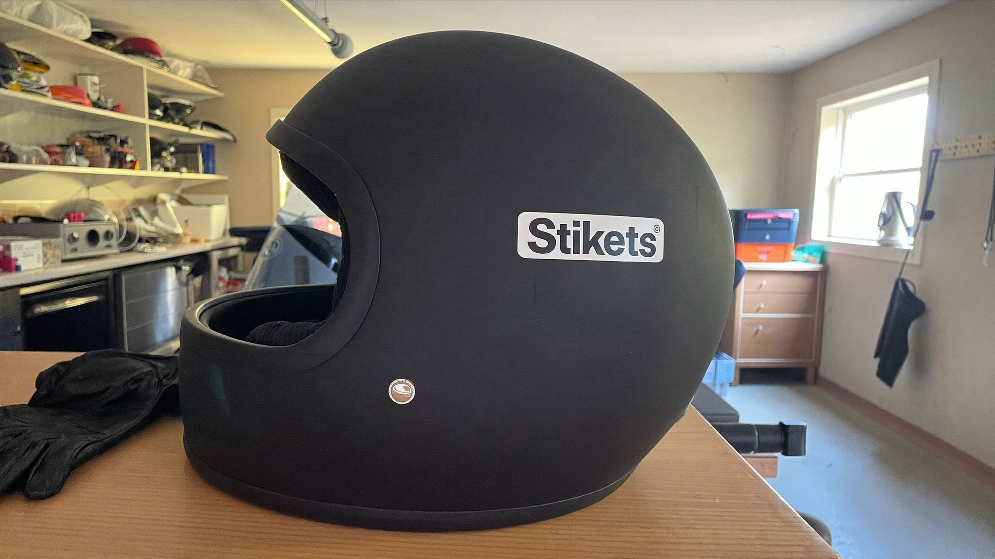 Casco de moto negro mate con una pegatina personalizada de Stikets en el lateral