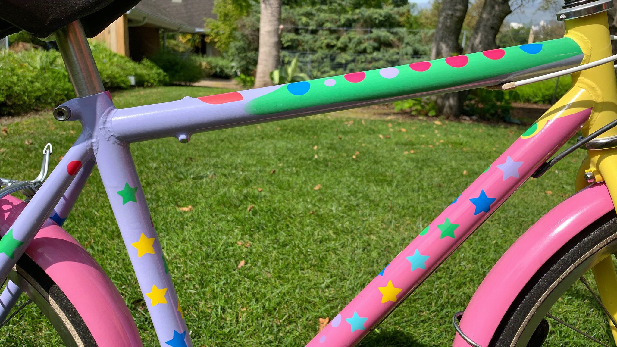 Cuadro de una bici infantil decorado con pegatinas de vinilo de estrellas y círculos de colores