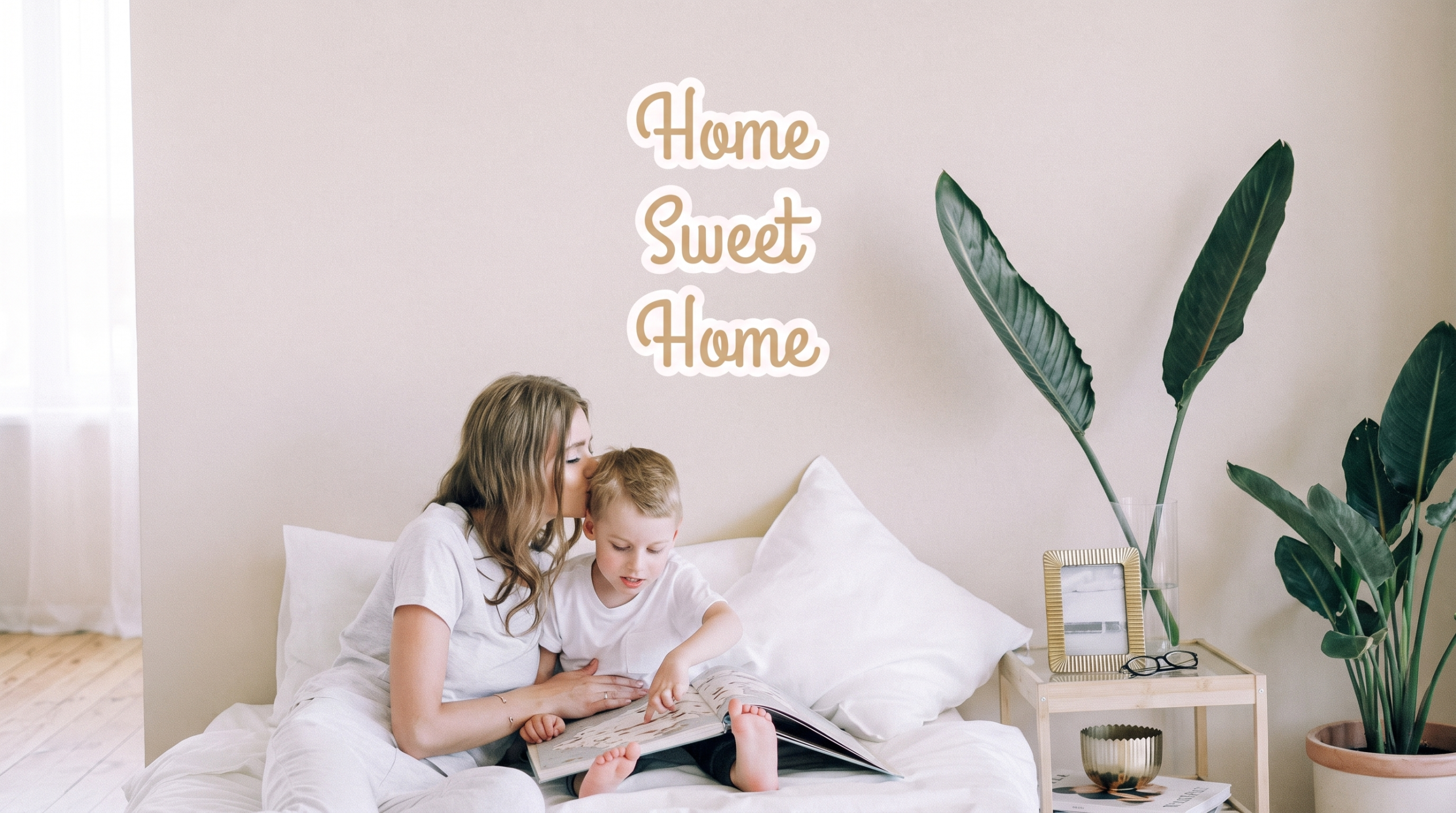 Madre e hijo leyendo un cuento junto a un vinilo textil de pared con frase decorativa