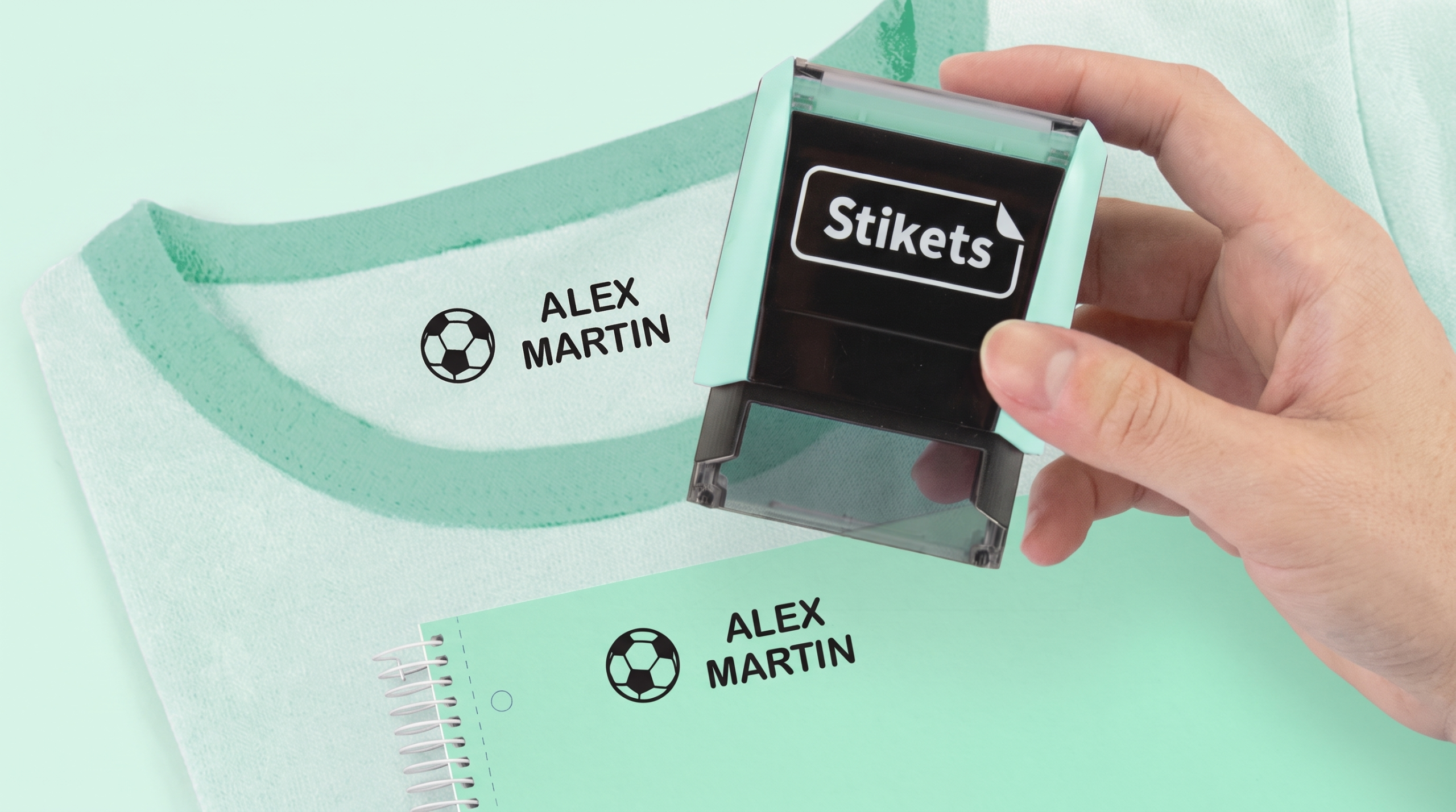 Sello personalizado Stikets marcando directamente la tela del cuello de una camiseta