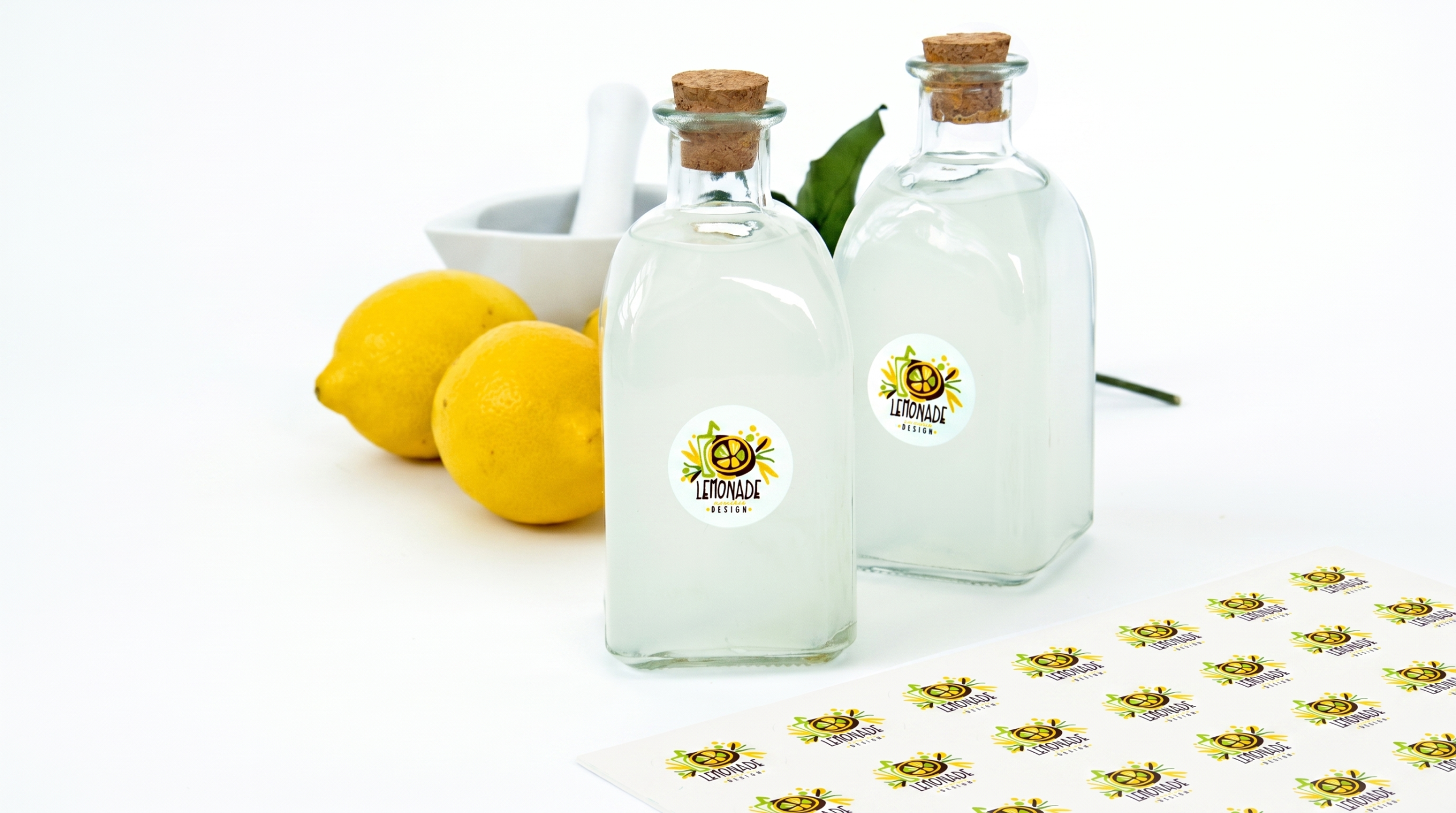 Pegatinas redondas de vinilo transparente personalizadas pegadas en botellas de cristal