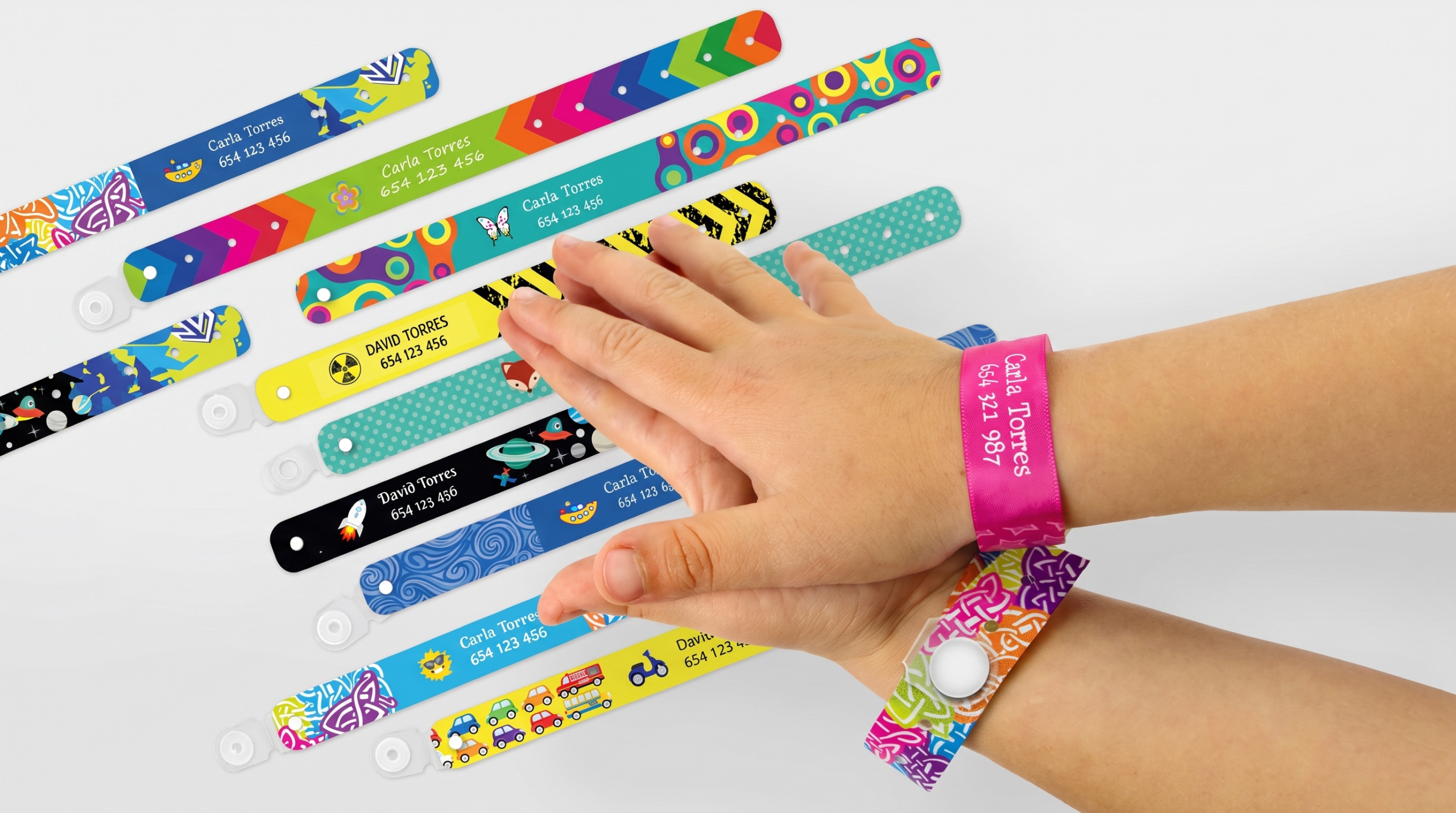 Varios modelos de pulseras de tela personalizadas Stikets para niños con nombre y teléfono