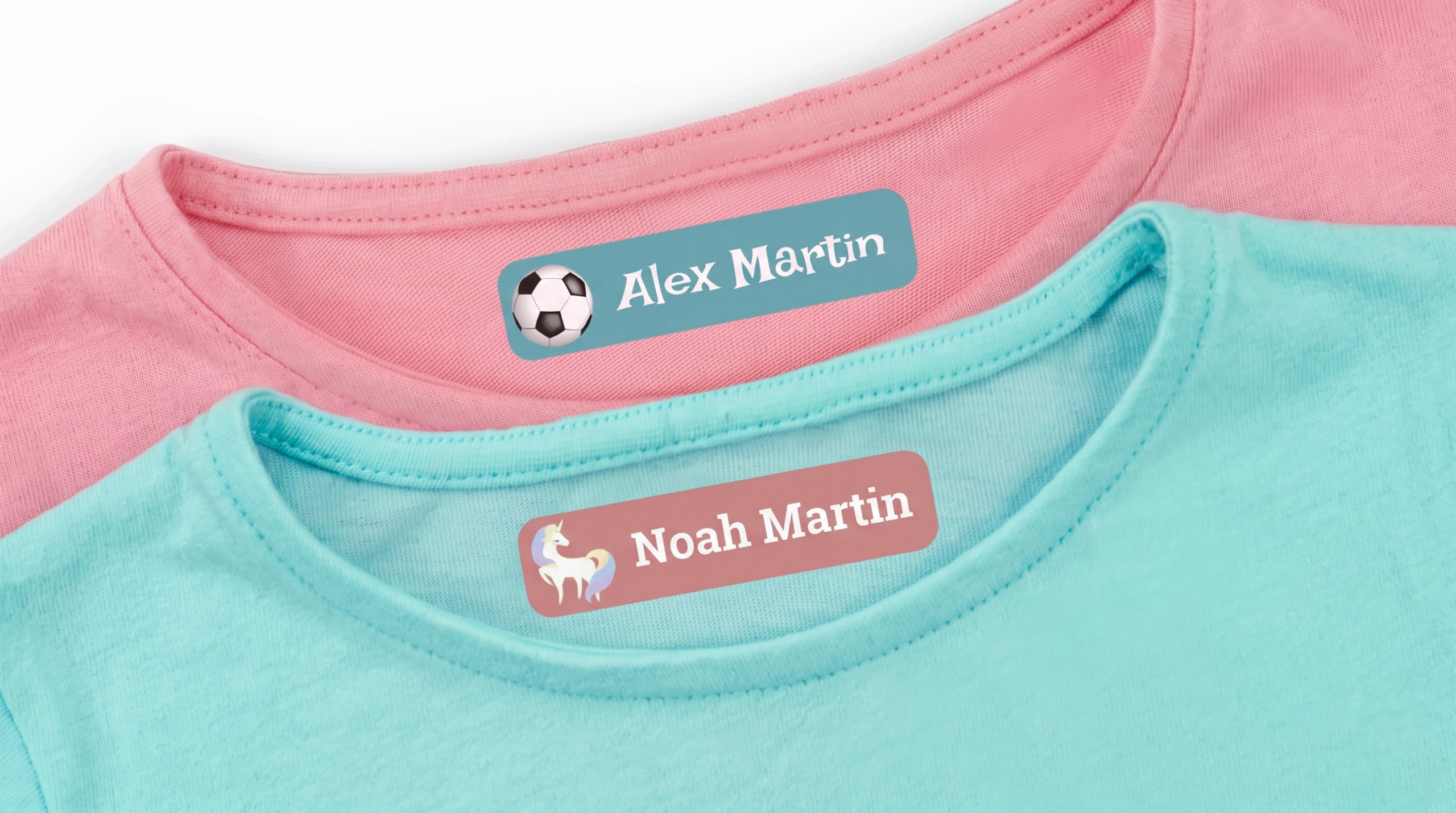 Etiquetas termoadhesivas ya personalizadas con nombre en el cuello interior de dos camisetas
