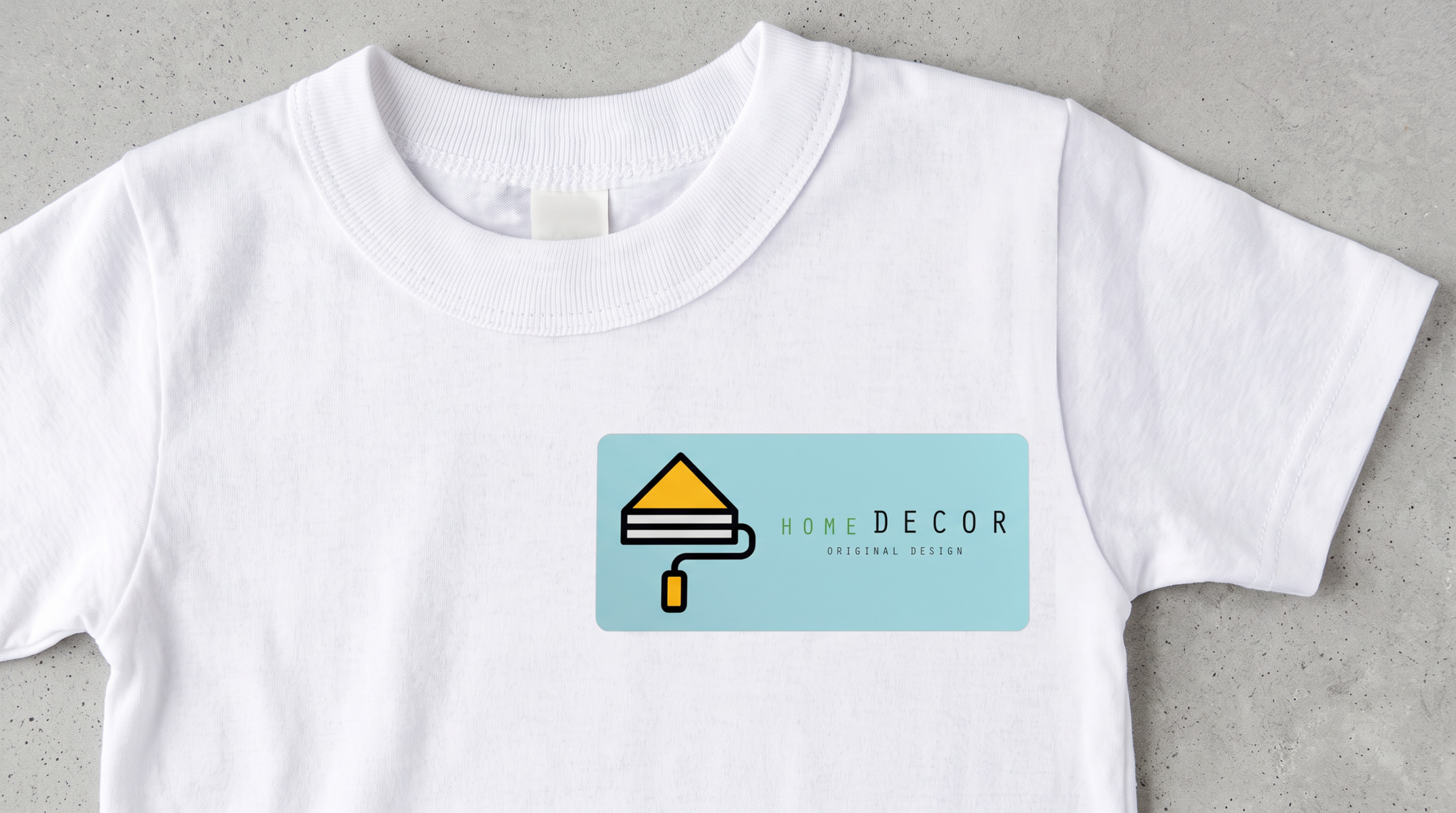 Etiqueta termoadhesiva rectangular personalizada planchada en el cuello de una camiseta blanca