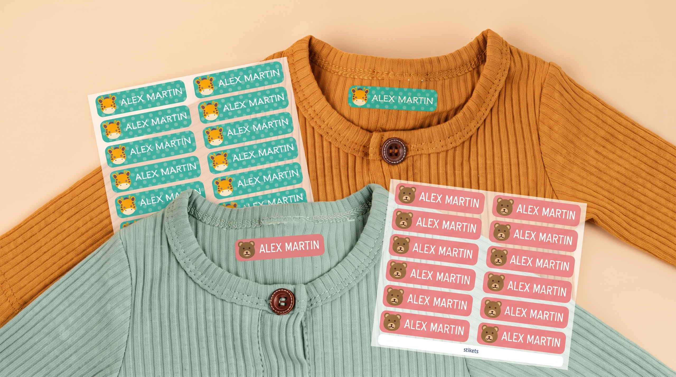 Etiquetas termoadhesivas Stikets con nombre colocadas en el cuello interior de la ropa