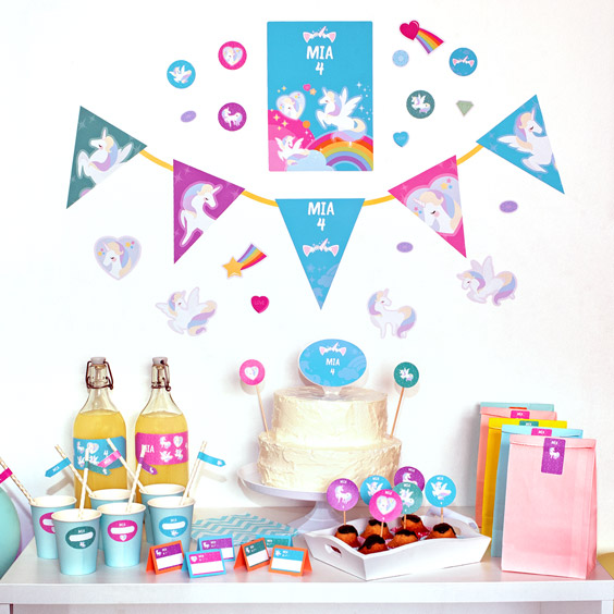 Pack de etiquetas y decoración temática de unicornios en una mesa dulce de cumpleaños infantil