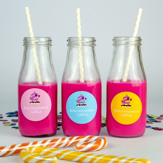 Botellas de cristal con etiquetas redondas personalizadas de feliz cumpleaños y pajitas de colores