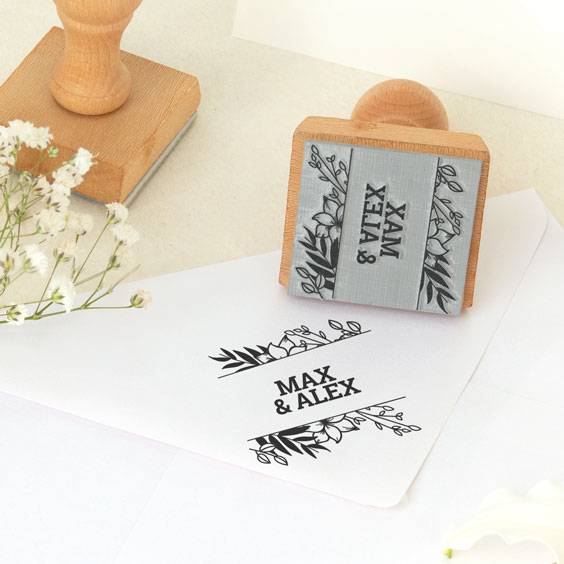Base de un sello personalizado cuadrado para boda junto a su impresión