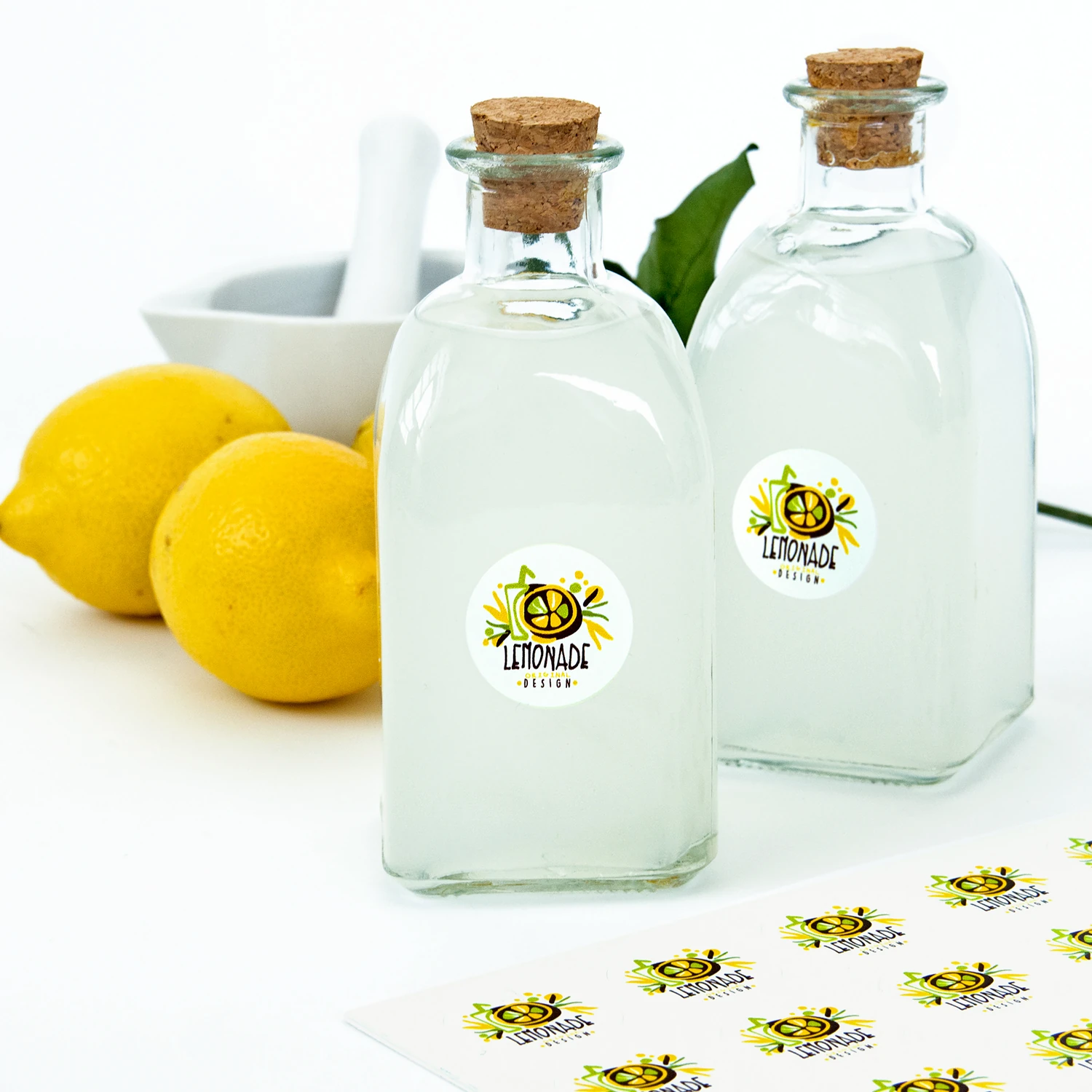 Botellas de cristal con pegatinas redondas personalizadas y hoja de pegatinas de fondo