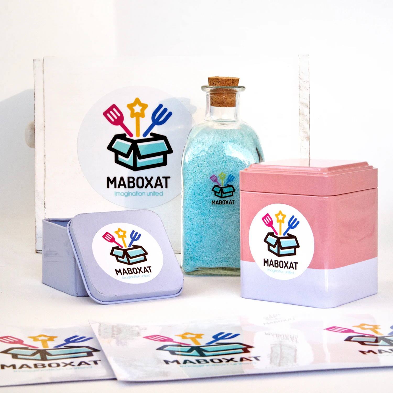 Pegatinas redondas personalizadas aplicadas sobre tarros de cristal, latas y botella