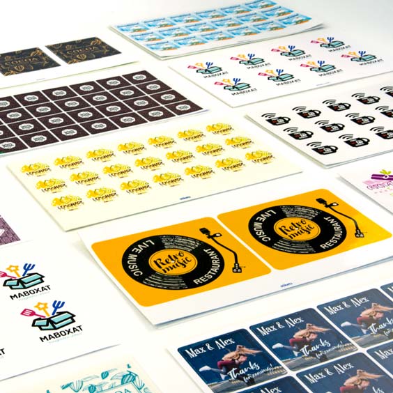 Varias láminas de pegatinas cuadradas personalizadas con distintos diseños y logos