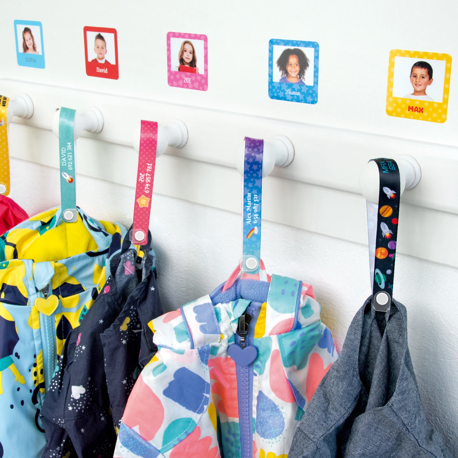 Cintas para colgar personalizadas Stikets en prendas colgadas en el perchero del cole