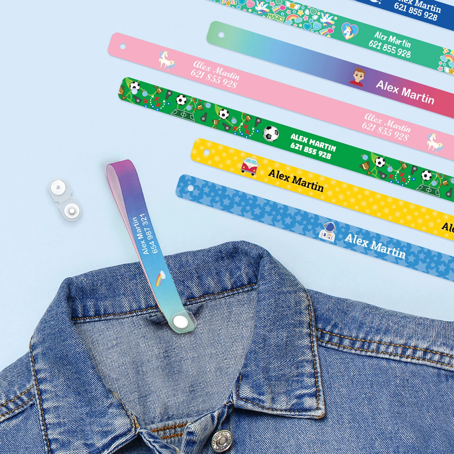 Cinta personalizada Stikets para colgar la ropa colocada en el cuello interior de una chaqueta