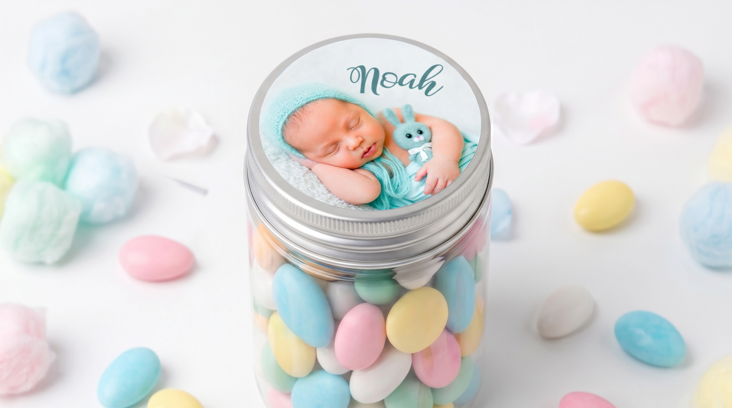 Bote de chuches con una etiqueta redonda personalizada con foto de bebé y su nombre