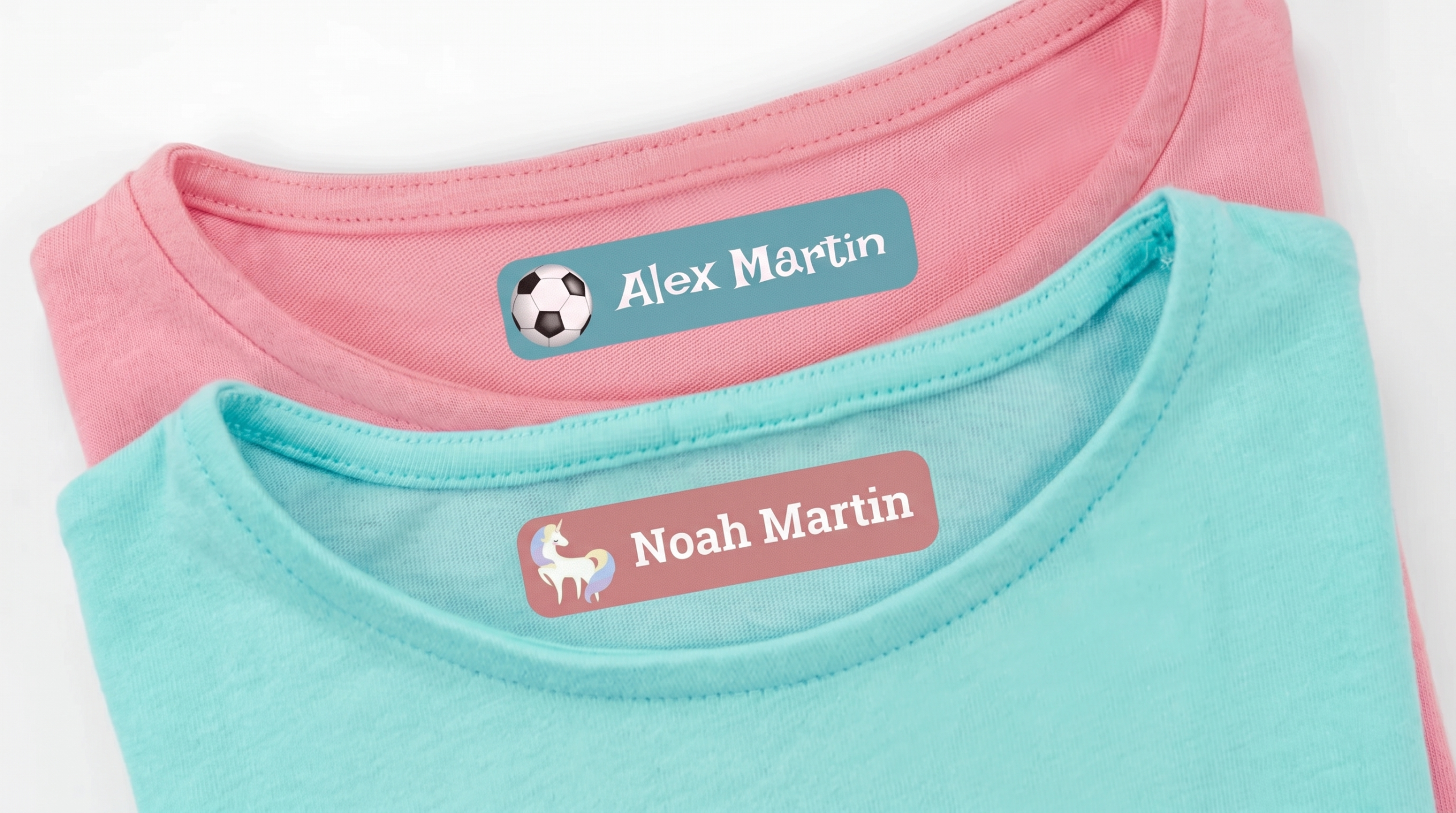 Etiquetas termoadhesivas Stikets con nombre planchadas en el cuello interior de dos camisetas