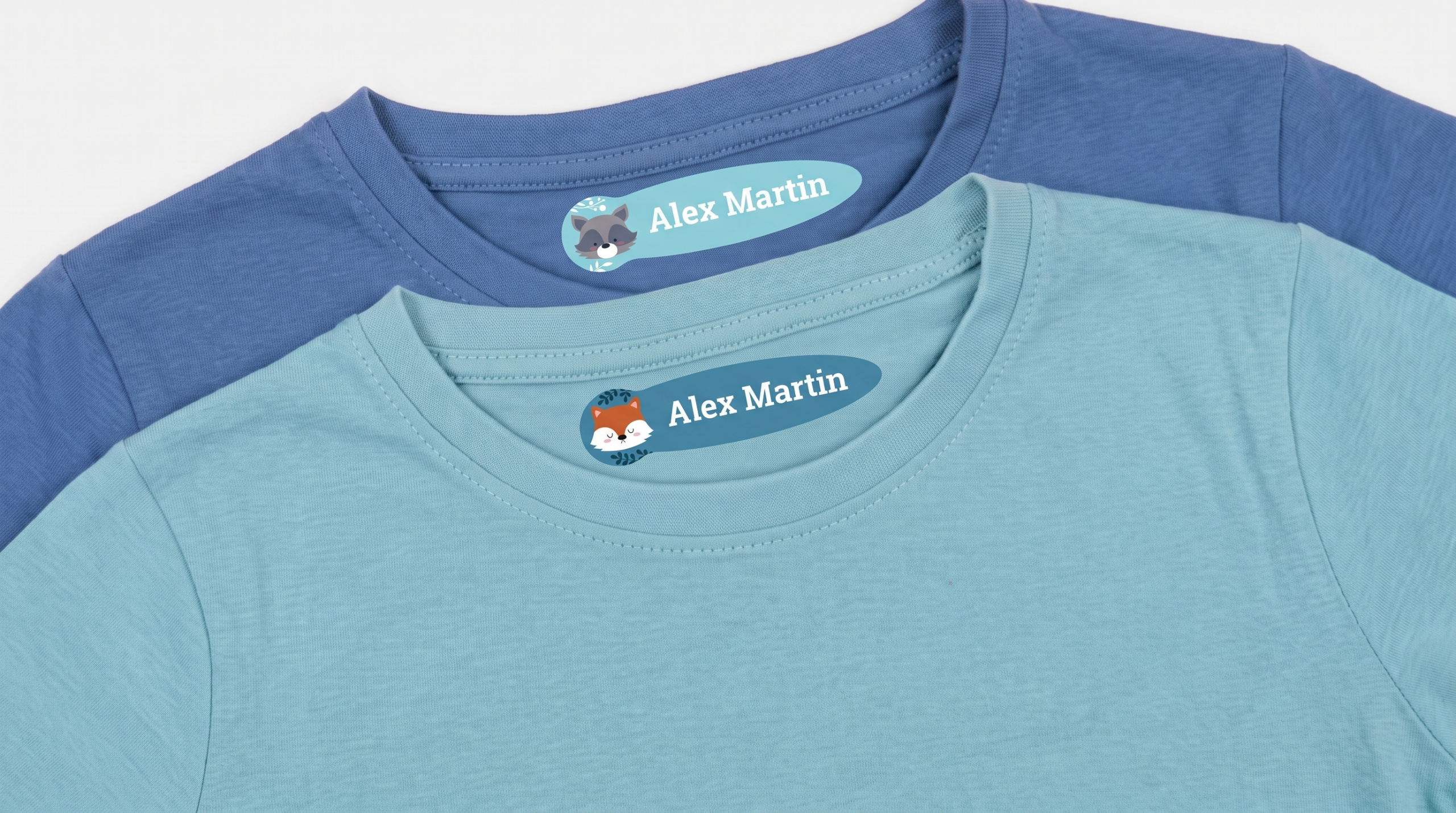 Etiquetas termoadhesivas personalizadas con mapache y zorro en el cuello interior de dos camisetas