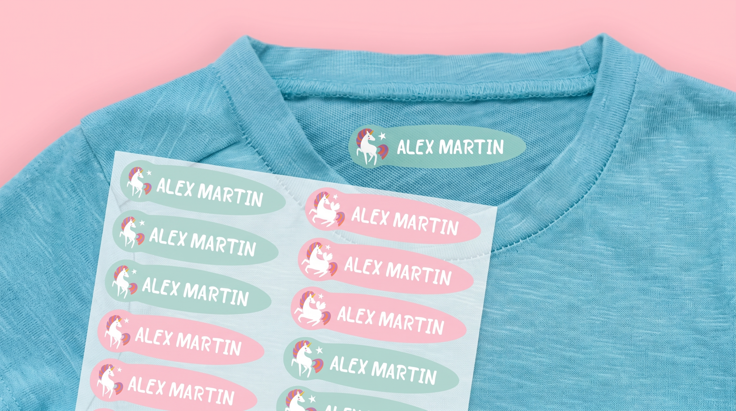 Etiqueta termoadhesiva personalizada con unicornio en el cuello interior de una camiseta