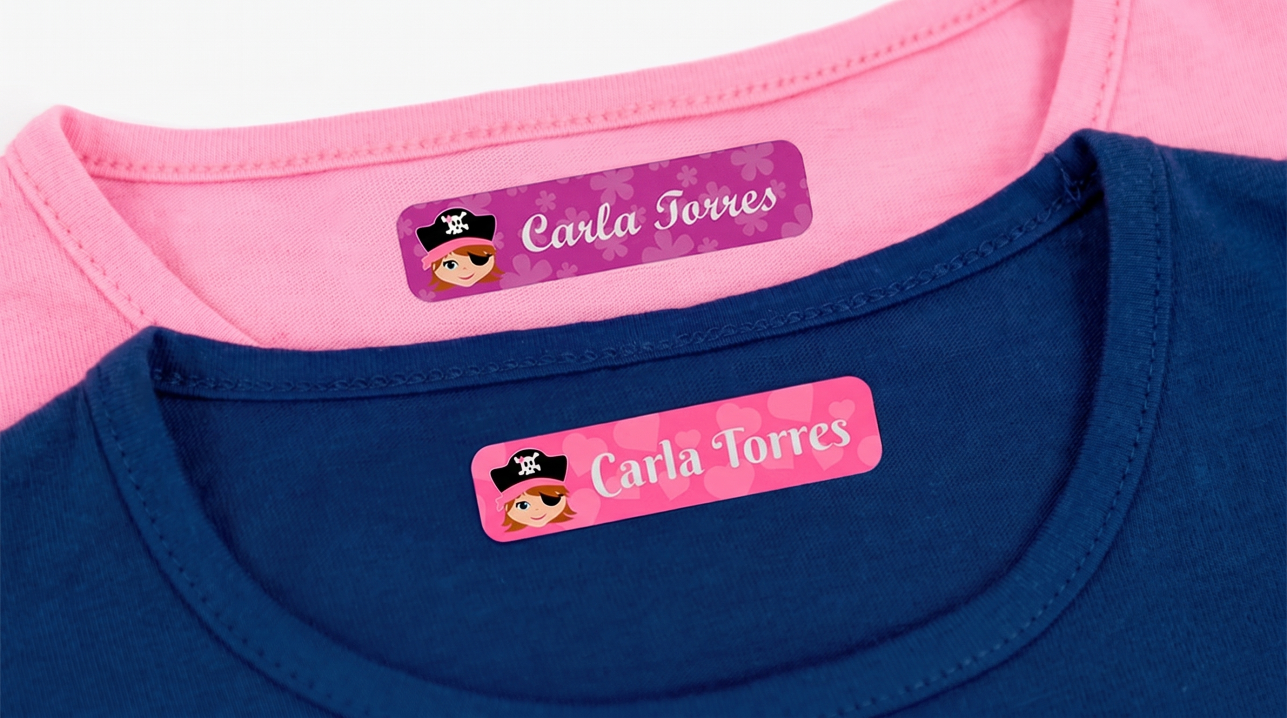 Etiquetas termoadhesivas con nombre planchadas en el cuello interior de dos camisetas infantiles