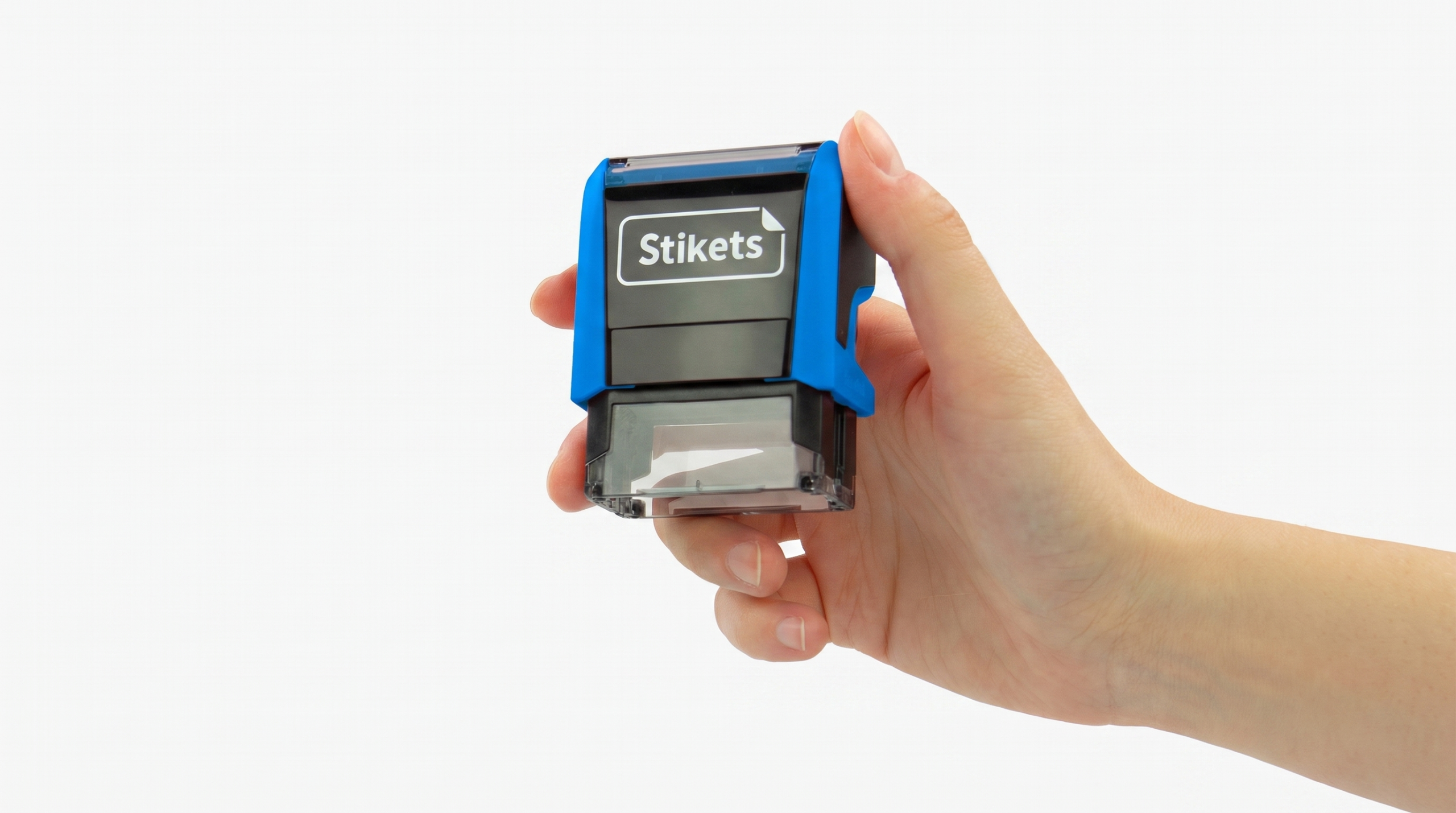 Mano sosteniendo el sello personalizado Stikets para marcar la ropa con tinta textil