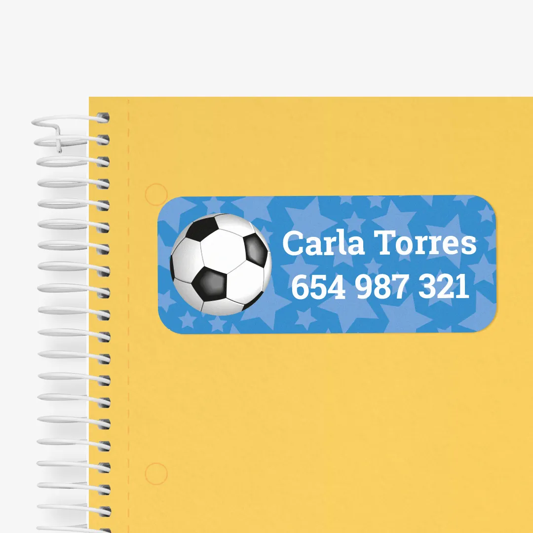 Etiqueta adhesiva mediana rectangular con nombre pegada en un cuaderno escolar