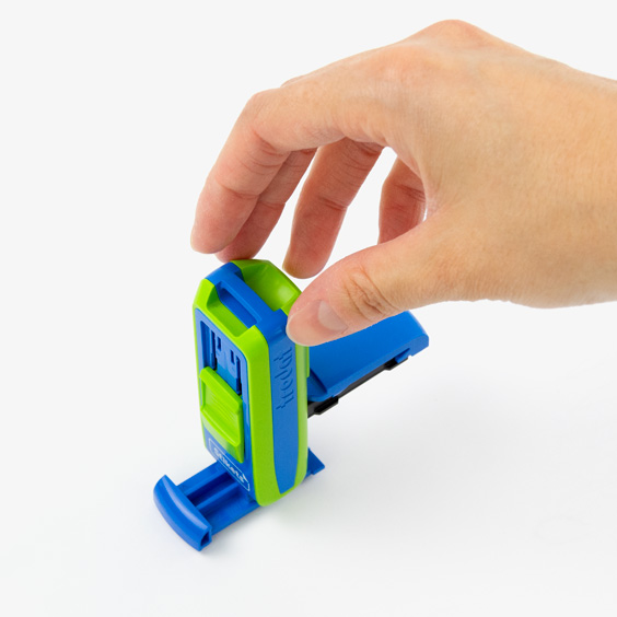 Mano accionando un sello automático de bolsillo para marcar papel