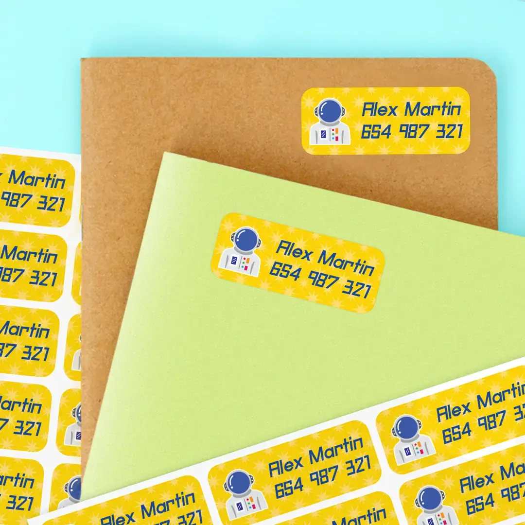 Etiquetas adhesivas medianas personalizadas colocadas sobre cuadernos