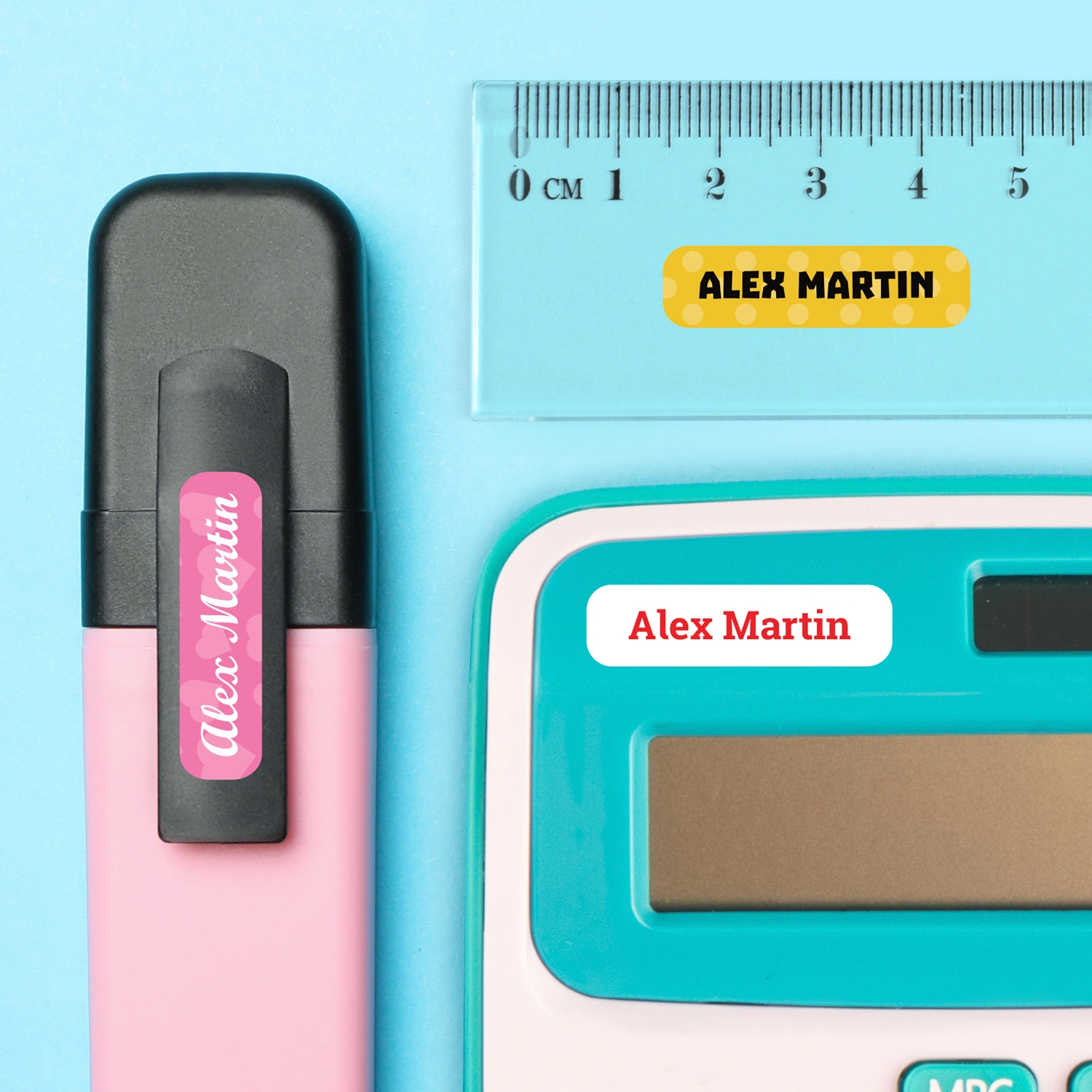 Etiquetas adhesivas mini personalizadas sobre regla, rotulador y calculadora
