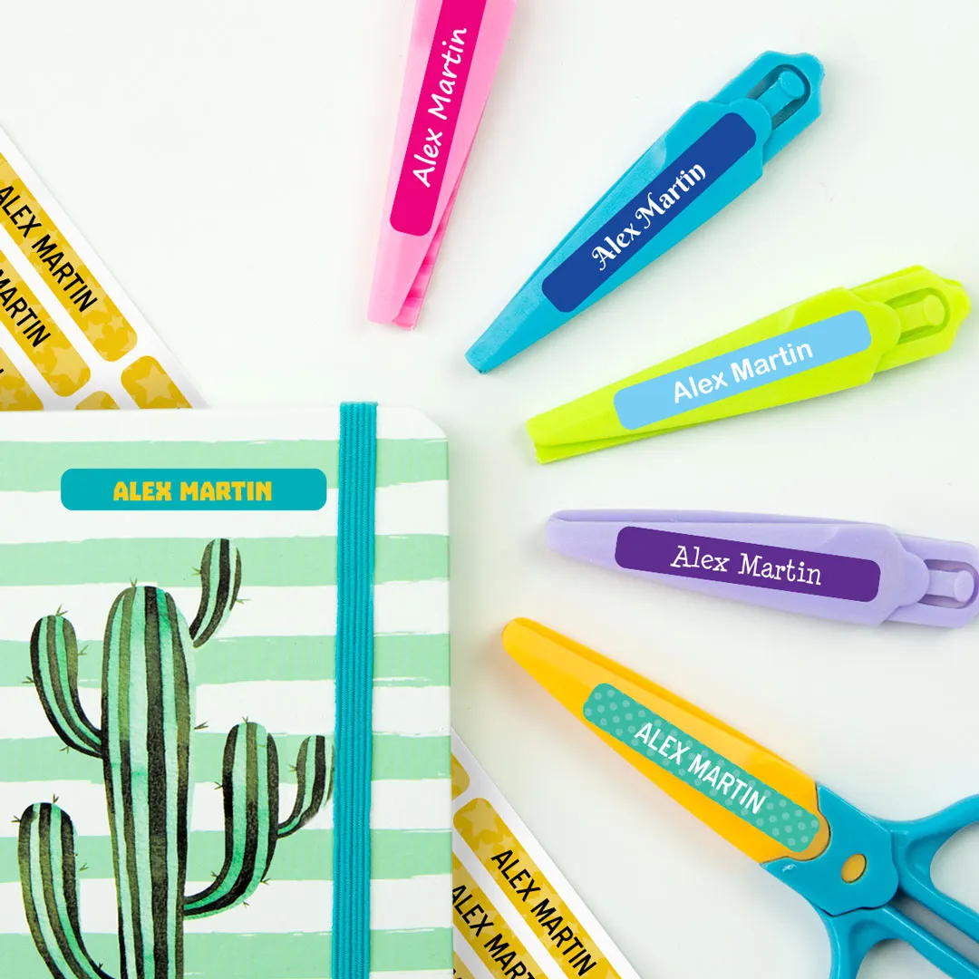Etiquetas adhesivas pequeñas personalizadas aplicadas en material escolar