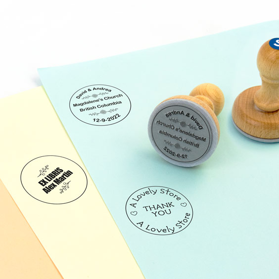 Sellos redondos de madera y diferentes impresiones sobre papel
