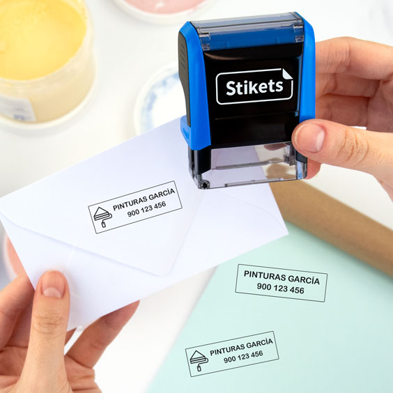 Sello automático pequeño aplicando una marca sobre un sobre