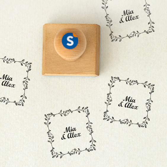 Impresiones de un sello cuadrado personalizado en papel