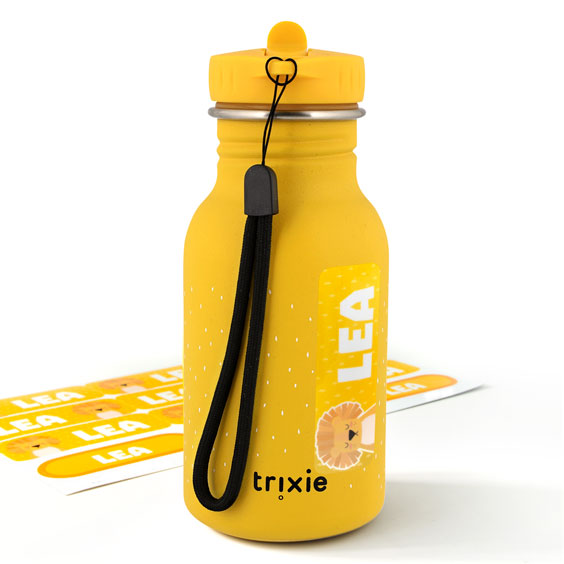 Botella infantil amarilla con una etiqueta adhesiva personalizada con el nombre Lea pegada en el cuerpo