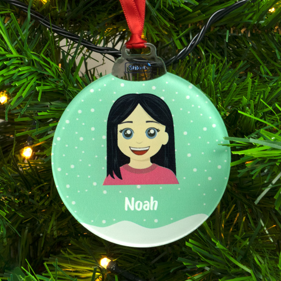 Bola de Navidad de metacrilato con un Twinie y el nombre Noah colgada en el árbol