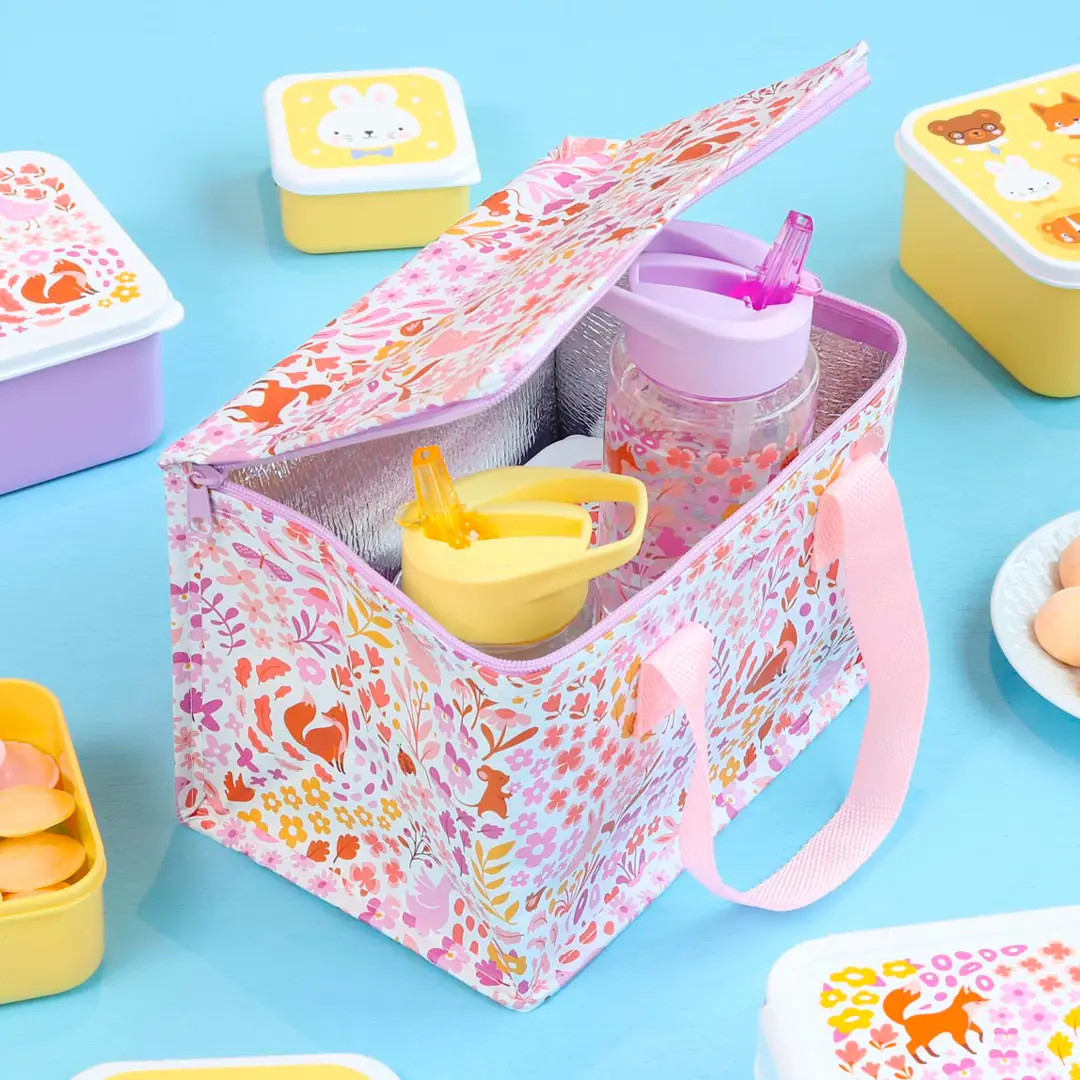 Bolsa térmica Flower Garden abierta con varios recipientes dentro