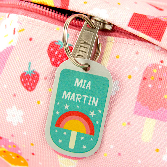Detalle de mochila A Little Lovely Company con chapa identificativa