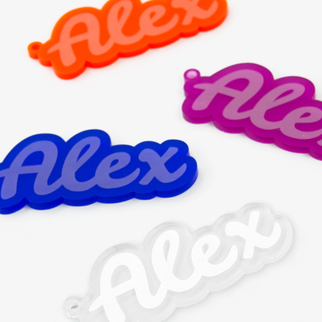 Llaveros personalizados de metacrilato con el nombre Alex en naranja, fucsia, azul y transparente