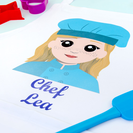 Primer plano de la impresión de un delantal personalizado con un Twinie de cocinera y el texto Chef Lea