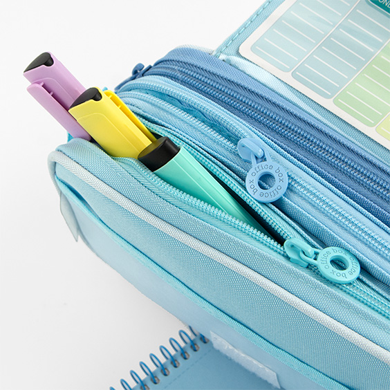 Detalle de los compartimentos y cremalleras de un estuche triple azul
