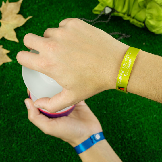 Pulsera identificativa para adultos con datos de contacto relevantes