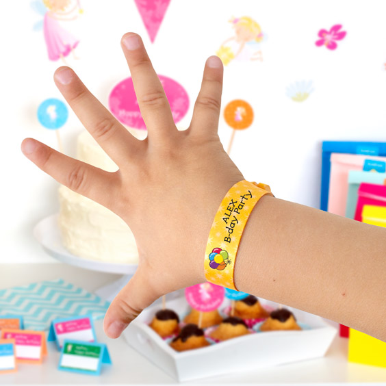 Niño mostrando una pulsera personalizada en su fiesta de cumpleaños