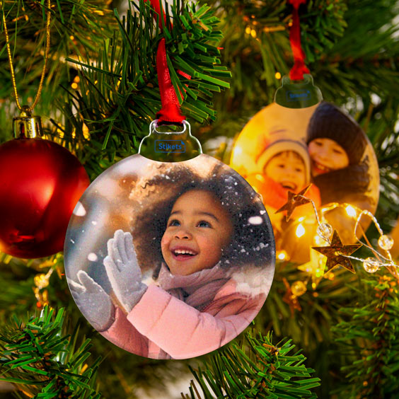 Bolas de Navidad de metacrilato personalizadas con fotos familiares colgadas en el árbol