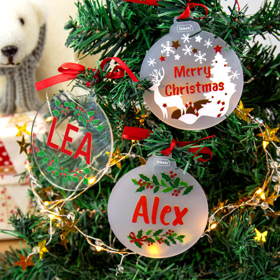 Bolas de Navidad de metacrilato impresas en color, transparente y translúcida, colgadas en el árbol