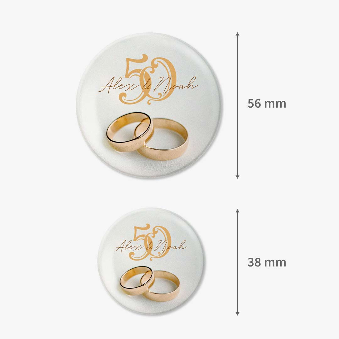 Comparativa de tamaño entre una chapa personalizada de 56 mm y otra de 38 mm con el mismo diseño de aniversario
