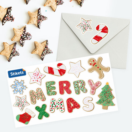 Lámina de pegatinas Merry Xmas con letras y galletas navideñas junto a un sobre decorado
